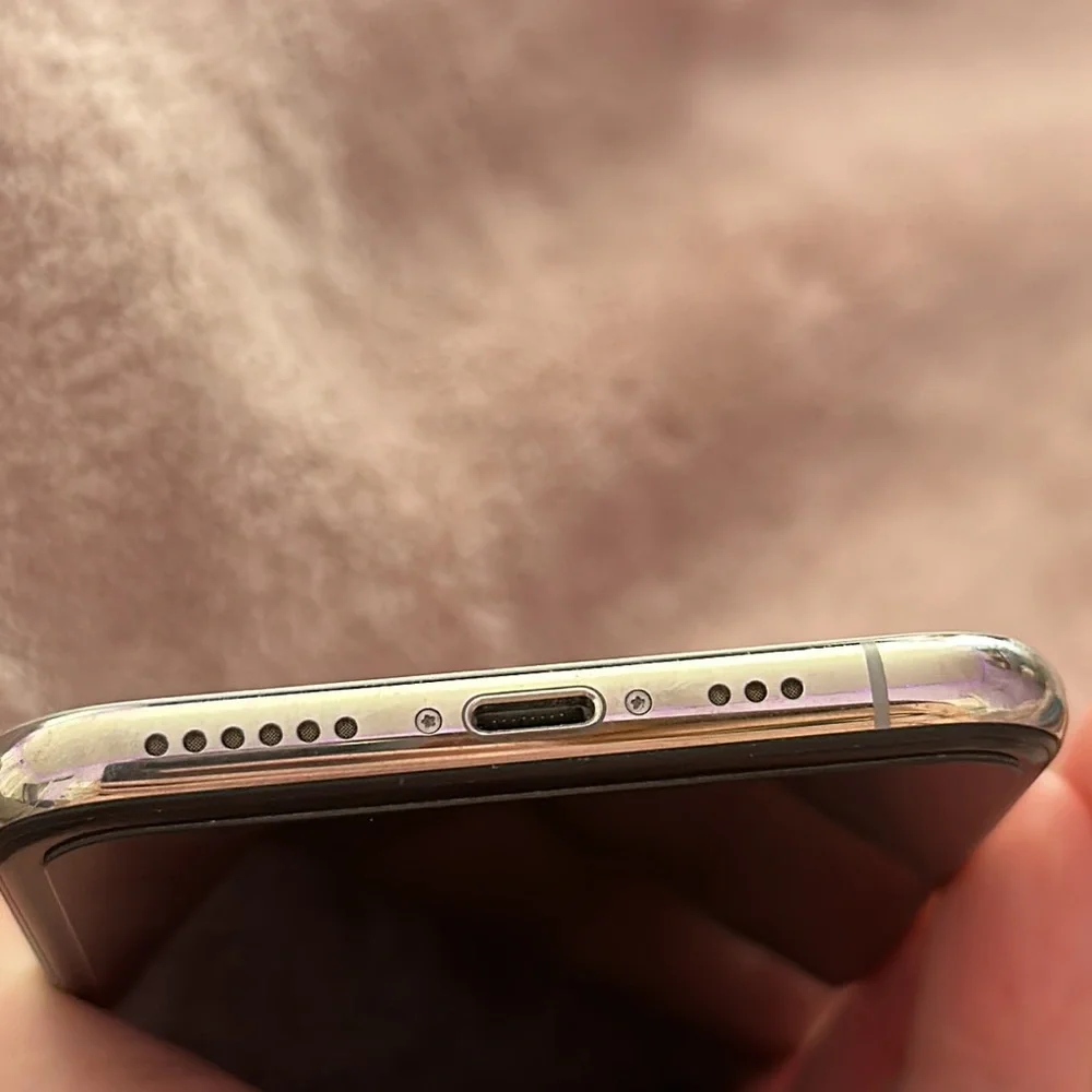 IPhone XS 64GB unlocked with cases